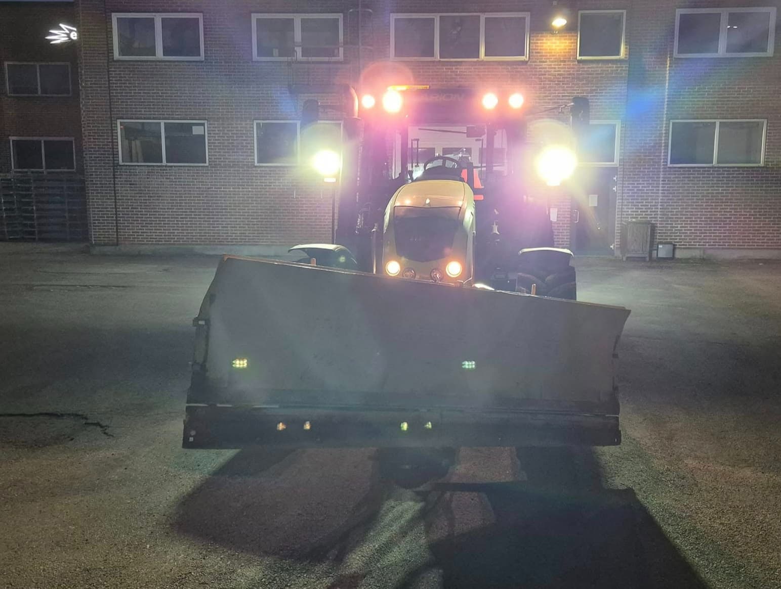 Maskinell snøbrøyting med traktor i Gjerdrum
